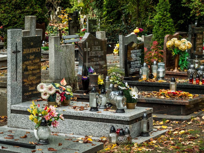 https://sallysflowershop.com/blog/uk-council-rules-for-roadside-floral-tributes/